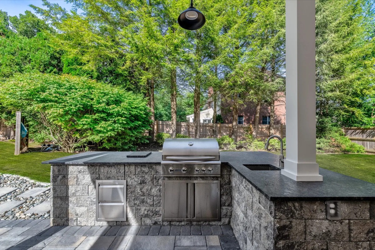 Outdoor Kitchens & Living
